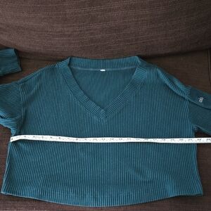 Alo Yoga  V-Neck Top No Size